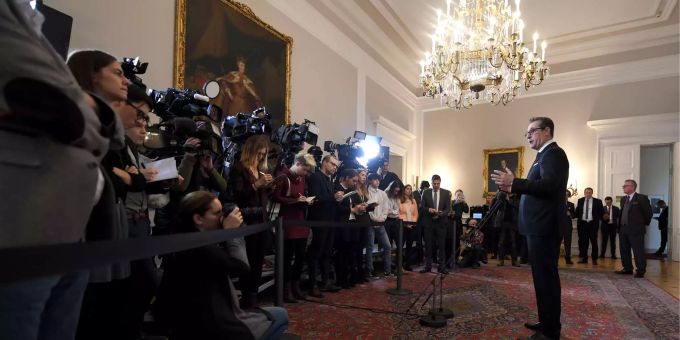 Österreichs Vizekanzler Heinz-Christian Strache spricht im Rahmen einer Sitzung des Ministerrats. Österreichs Vizekanzler Heinz-Christian Strache spricht im Rahmen einer Sitzung des Ministerrats.
