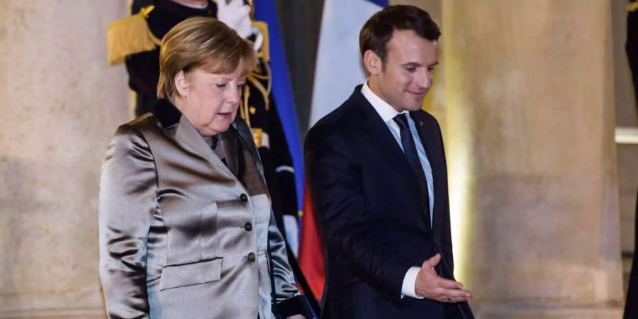 Merkel und Macron telefonieren mit Putin und sprechen über den Syrienkrieg.