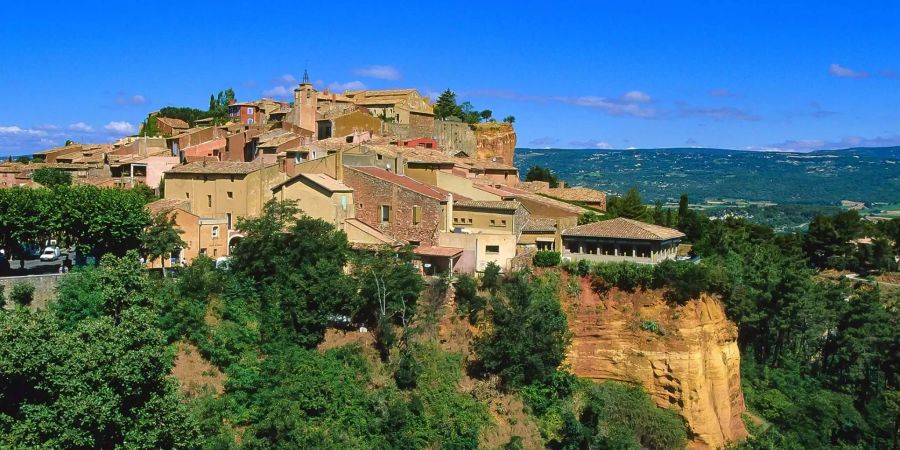 Roussillon ist durch seine ockerhaltige rote Erde bekannt, die als Rohstoff zur Herstellung von Farben verwendet wird.