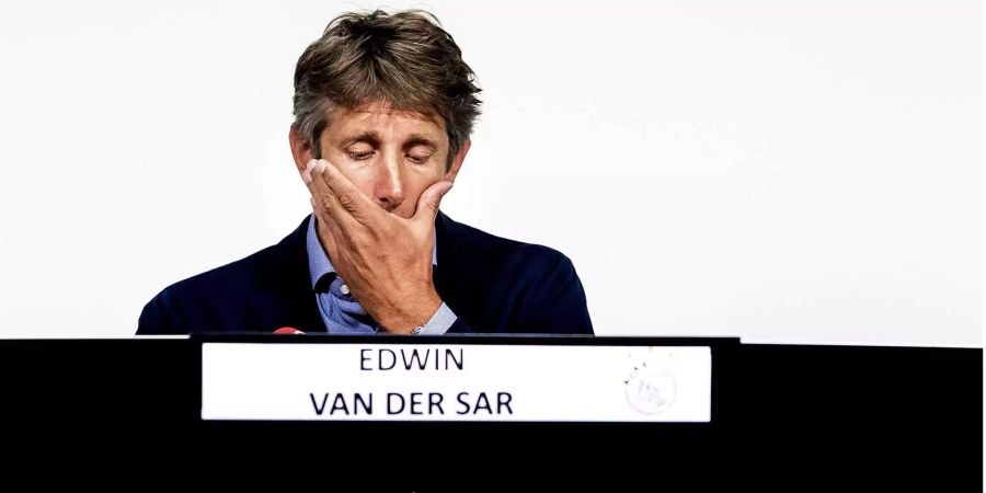 Ajax-Direktor Edwin van der Sar ist bei der Pressekonferenz in Amsterdam sichtlich betroffen.