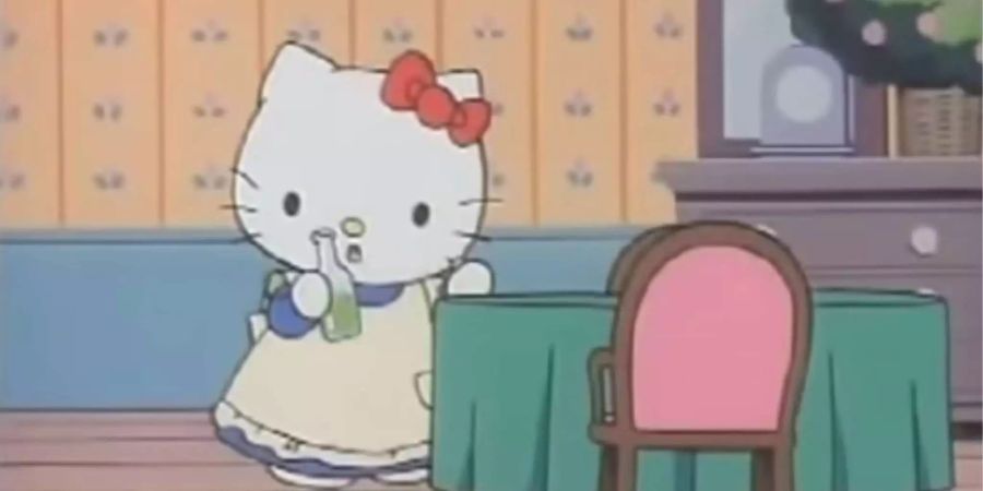 «Hello Kitty» sichert sich in ihrer Version von «Alice im Wunderland» nicht nur einen grünen Saft, mit der sie bis übers eigene Haus hinauswächst...