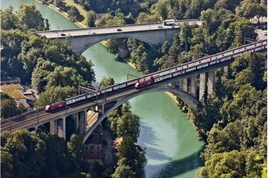 Im Hintergrund: Lorrainebrücke - Keystone