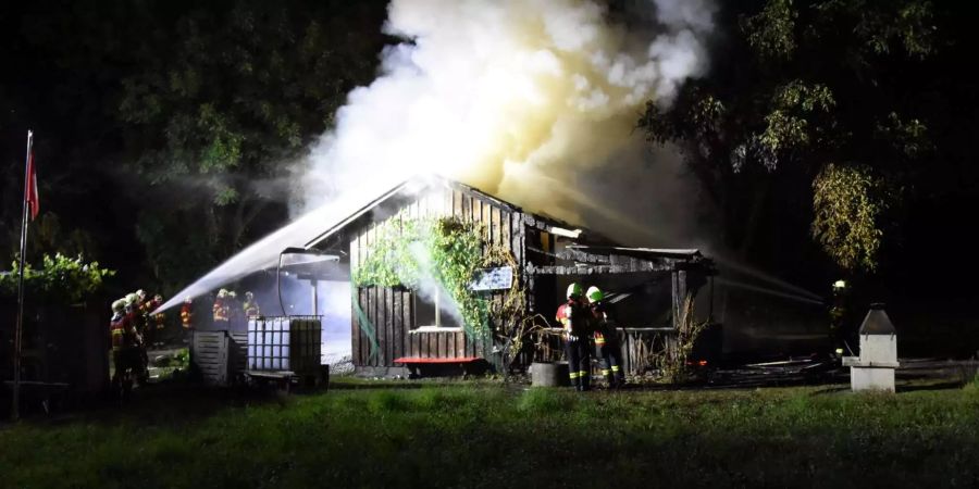 Feuerwehr löscht den brennenden Schopf - Kapo St. Gallen