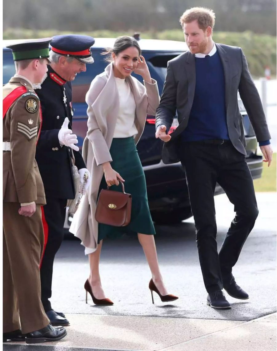 Auch bei ihrem Besuch im Eikon Exhibition Centre in Nordirland hat Meghan zu grosse Schuhe gewählt.