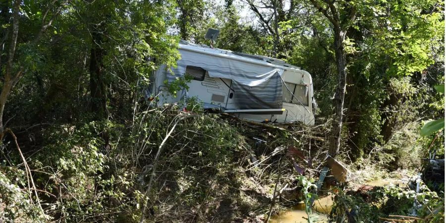 Bei den Unwettern und Überschwemmungen in Südfrankreich wurde ein Wohnwagen beschädigt.