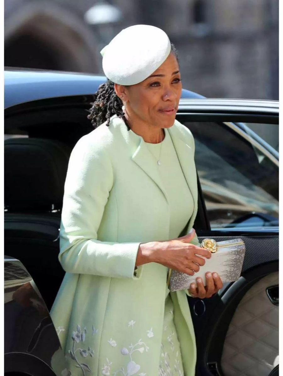 Doria Ragland steigt an der Hochzeit ihrer Tochter aus dem Auto aus.