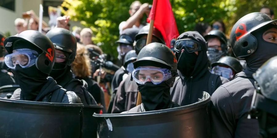 Maskierte Demonstranten in Portland.