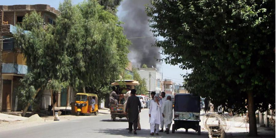 Rauch steigt nach einem Selbstmordanschlag in Afghanistan auf (Archivbild).