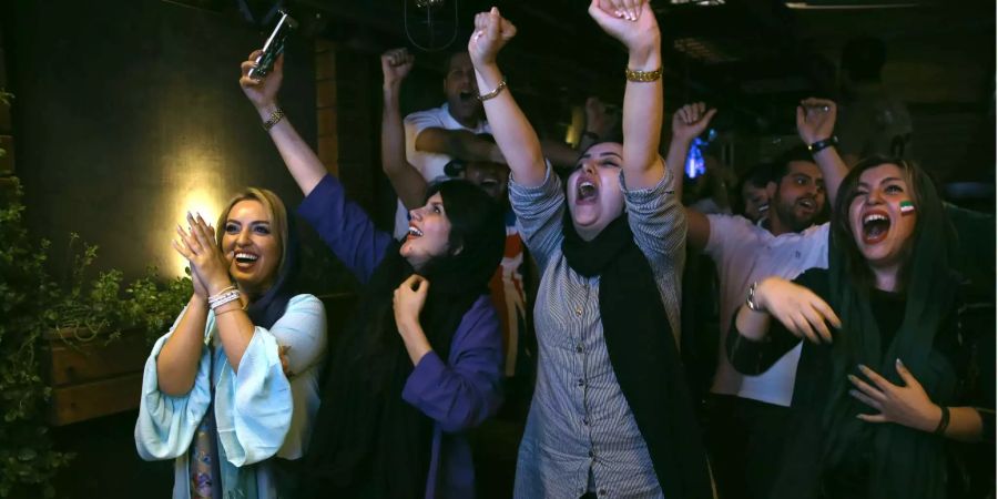 Grosse Freude unter den Frauen: Nach einem offiziellen Schreiben hat der iranische Präsident Hassan Ruhani seine Einwilligung für den Zugang der iranischen Frauen in die Stadien gegeben.