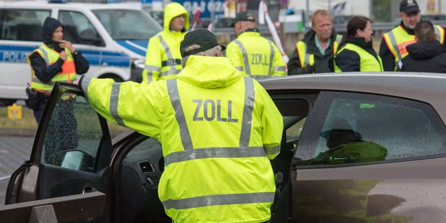 Der Zoll führt eine Kontrolle durch. (Symbolbild)
