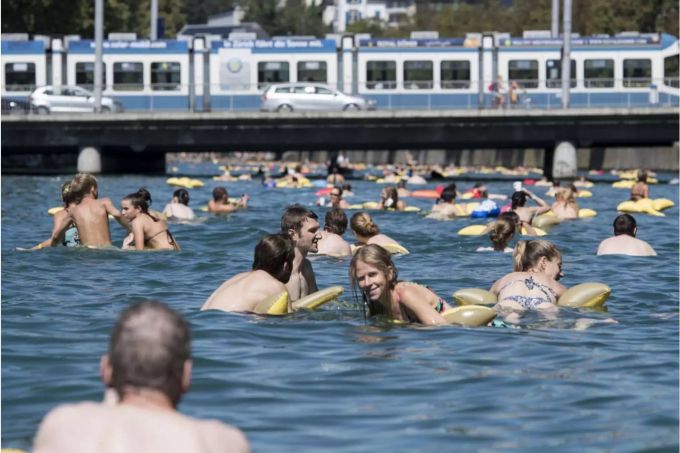 Teilnehmer schwimmen auf ihren aufblasbaren Rochen beim 52. Zürcher Limmatschwimmen 2016 - Keystone Teilnehmer schwimmen auf ihren aufblasbaren Rochen beim 52. Zürcher Limmatschwimmen 2016 - Keystone