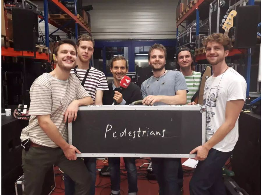 Nau-Reporter Conradin Zellweger zu Besuch im Bandkeller von Pedestrians.