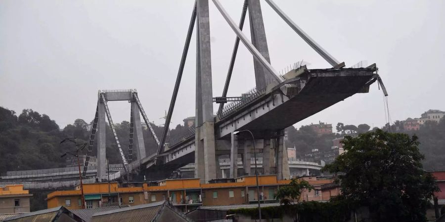 Die eingestürzte Brücke auf der Autobahn A10 in Genua (IT).