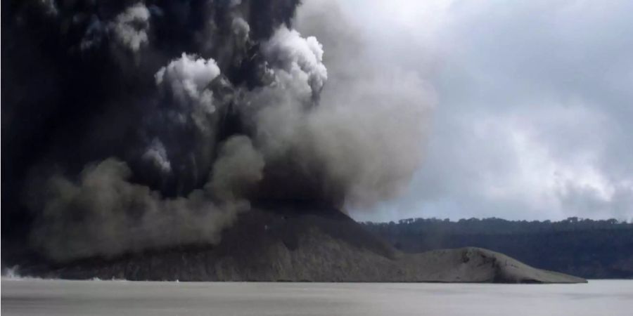 Asche und Rauch kamen bereits 2005 aus dem Vulkan auf der Insel Ambae.