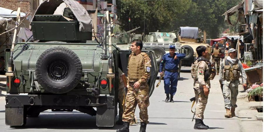 Sicherheitskräfte patrouillieren nach einem Angriff in Afghanistan. Die Sicherheitslage des Landes gehört zu den grossen Herausforderungen bei der geplanten Präsidentenwahl.