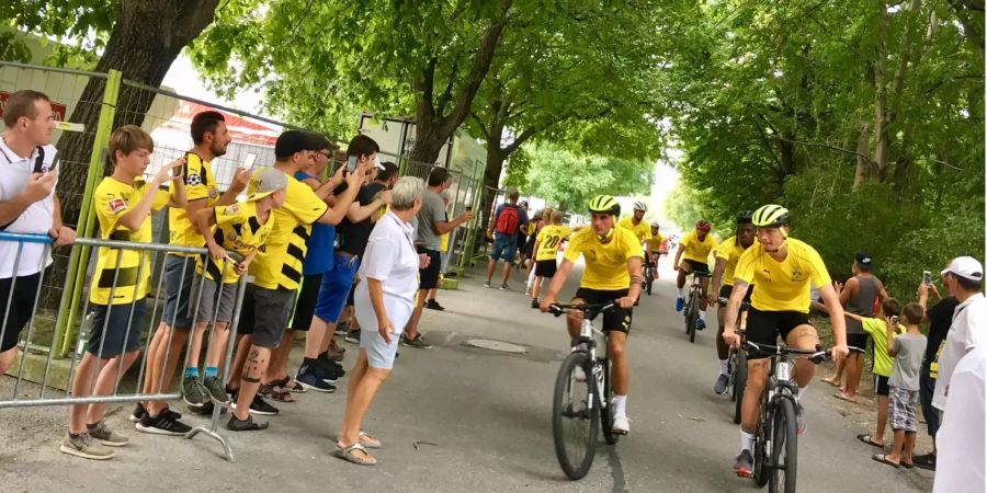 BVB-Fans werden von ihren Stars per Handschlag vor dem Fussballplatz begrüsst.