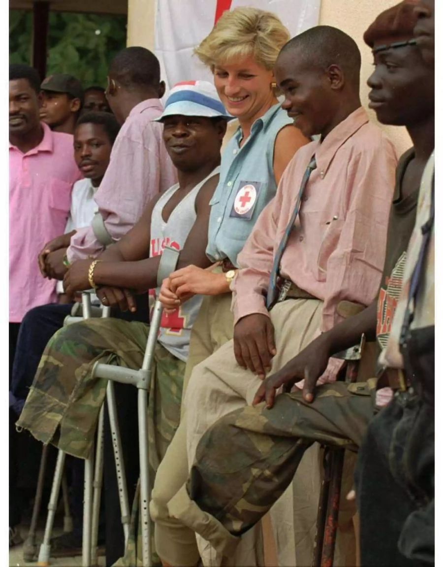 Lady Diana lacht mit vom Krieg verletzten angolanischen Soldaten.