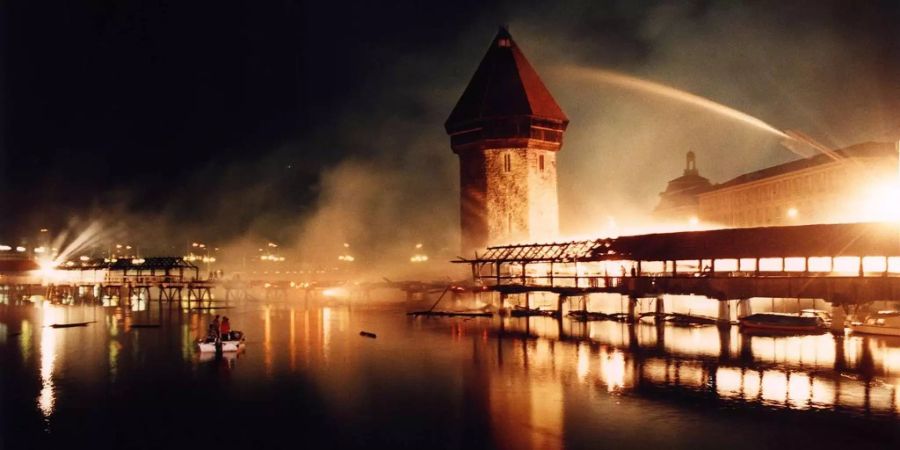 Vor 25 Jahren in der Nacht auf den 18. August 1993 fällt die Kapellbrücke in Luzern einer Feuersbrunst zum Opfer. Ein Grossteil der historischen Holbrücke und viele der originalen Giebelbilder verbrennen.