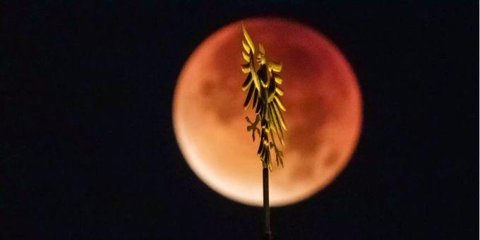 Sommernachtstraum - Mond und Mars leuchten in rot