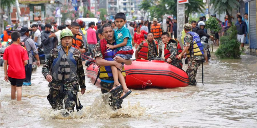 Die schweren Unwetter forderten schon mehrere Dutzend Opfer.