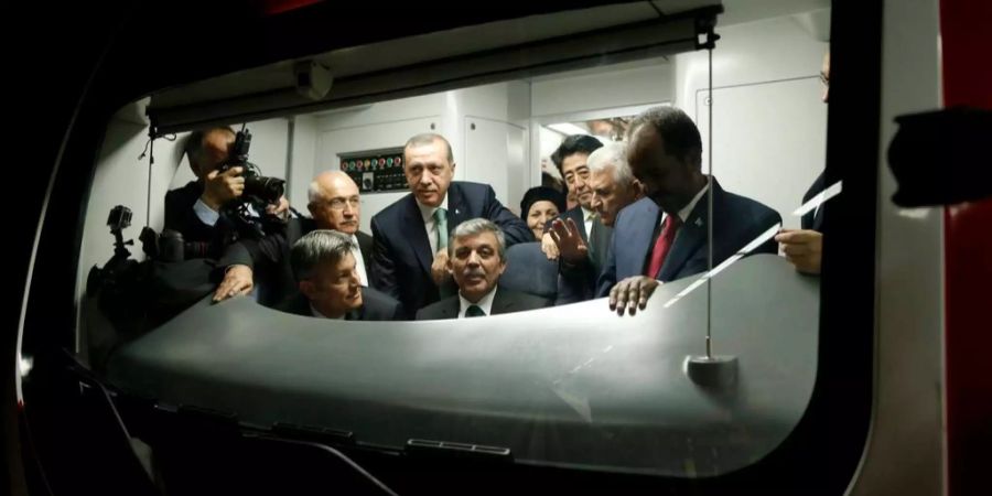 Der damalige Ministerpräsident Recep Tayyip Erdogan mit weiteren Staatschefs bei der Einweihung des Bosporus-Metro-Projekts im Jahr 2013.