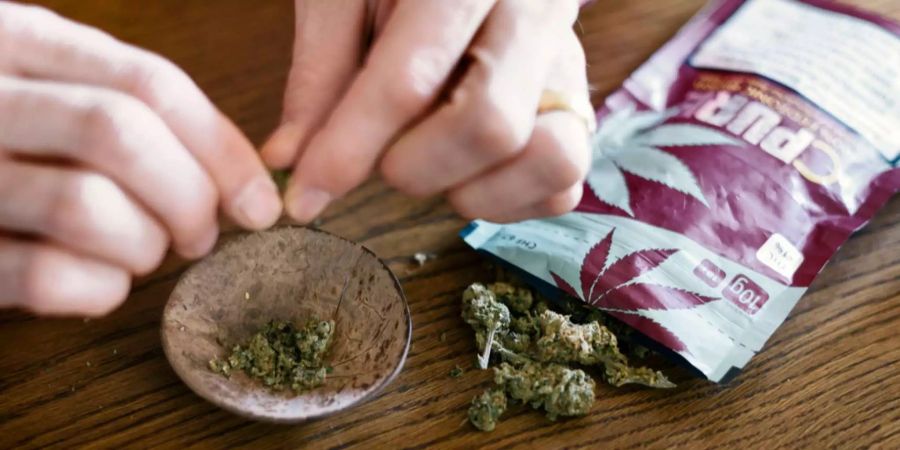 Die Stadt Zürich will den kontrollierten Verkauf von Medizinalcannabis testen.