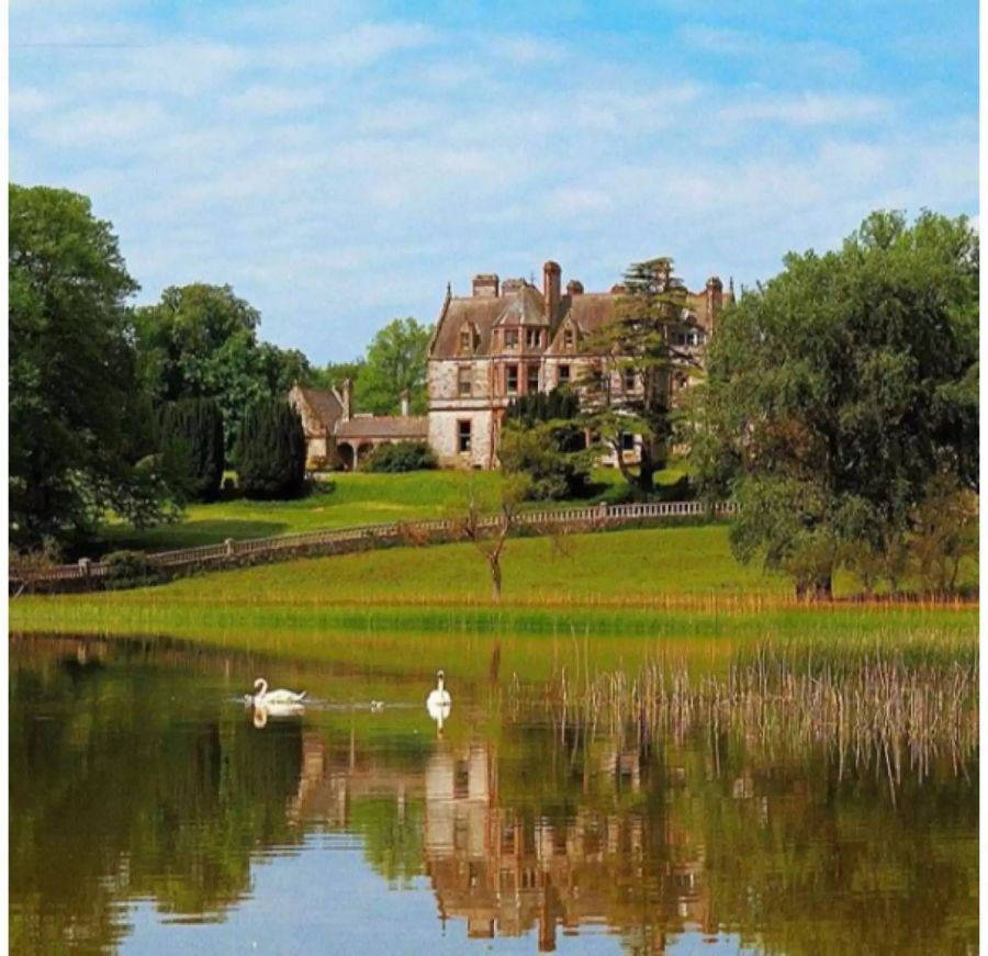 In einer Fantasie-Serie lernten sie sich kennen, wie im Märchen heiraten sie. Ort: Schloss Leslie, Schottland.