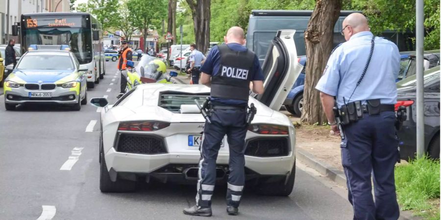 «War ich zu schnell?» Polizisten knöpfen sich die Raser vor. (Symbolbild)