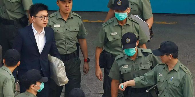 Edward Leung setzt sich seit Jahren für die Unabhängigkeit Hongkongs ein. Nun muss der 27-Jährige für sechs Jahre ins Gefängnis. Edward Leung setzt sich seit Jahren für die Unabhängigkeit Hongkongs ein. Nun muss der 27-Jährige für sechs Jahre ins Gefängnis.