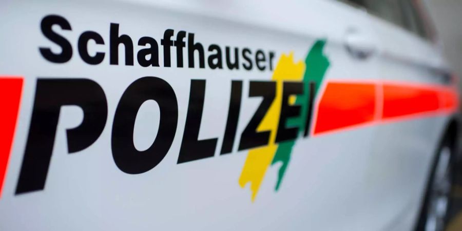 Die Schaffhauser Polizei stoppte den Raser und entnahm ihm den Führerschein an Ort und Stelle.