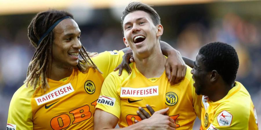 Kevin Mbabu und Christian Fassnacht jubeln mit Roger Assalé.