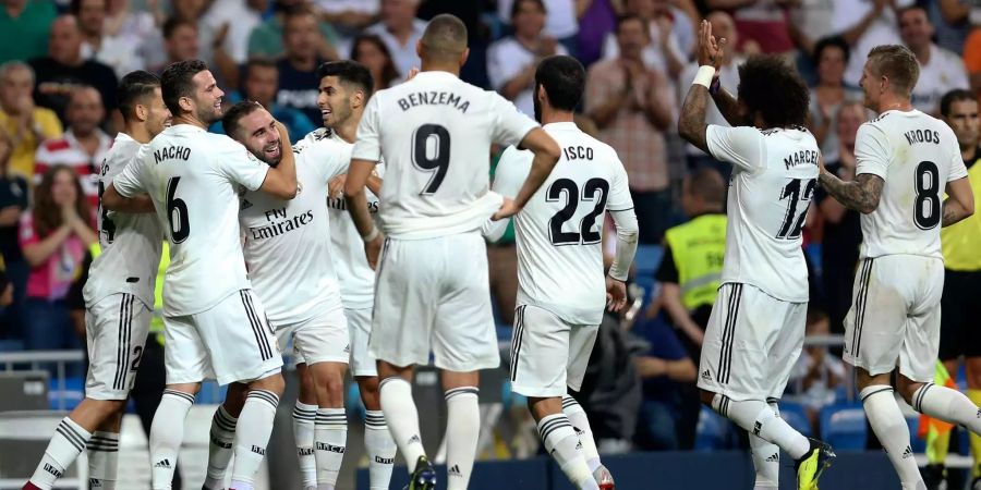 Real Madrid spielt gegen den FC Getafe im Santiago Bernabeu-Stadion. Daniel Carvajal (3.v.l.) von Madrid jubelt nach einem Tor mit seinen Mitspielern.