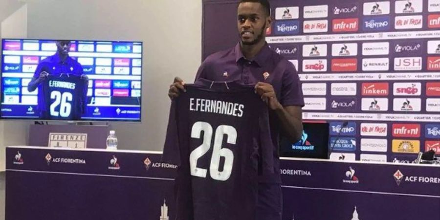 Edimilson Fernandes hält bei seiner Präsentation sein Fiorentina-Trikot in die Höhe.