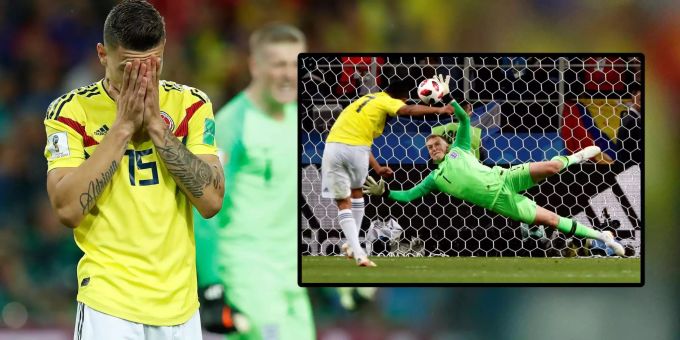 Mateus Uribe (l.) trifft nur die Latte, Carlos Bacca (r.) scheitert an England Keeper Pickford. Mateus Uribe (l.) trifft nur die Latte, Carlos Bacca (r.) scheitert an England Keeper Pickford.