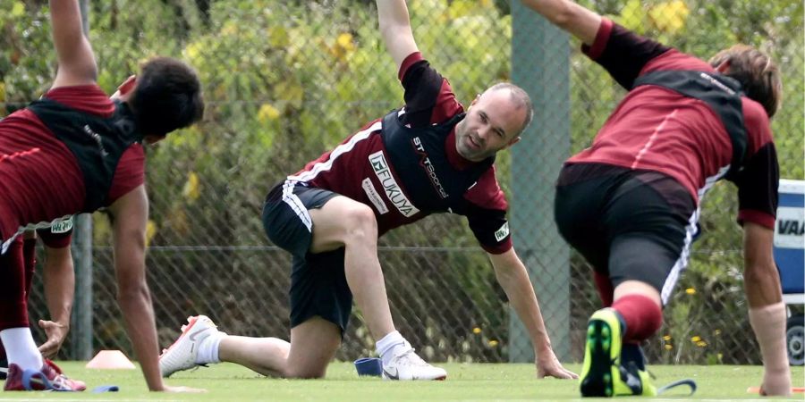 Da hilft auch Dehnen nicht: Andres Iniesta verliert das erste Spiel mit Vissel Kobe.