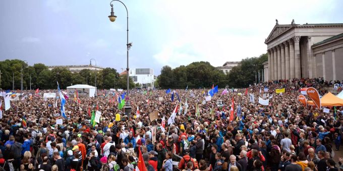 Auf dem Königsplatz in München versammelten sich Zehntausende, um gegen einen Rechtsruck in der Gesellschaft und in der Politik demonstrieren. Auf dem Königsplatz in München versammelten sich Zehntausende, um gegen einen Rechtsruck in der Gesellschaft und in der Politik demonstrieren.