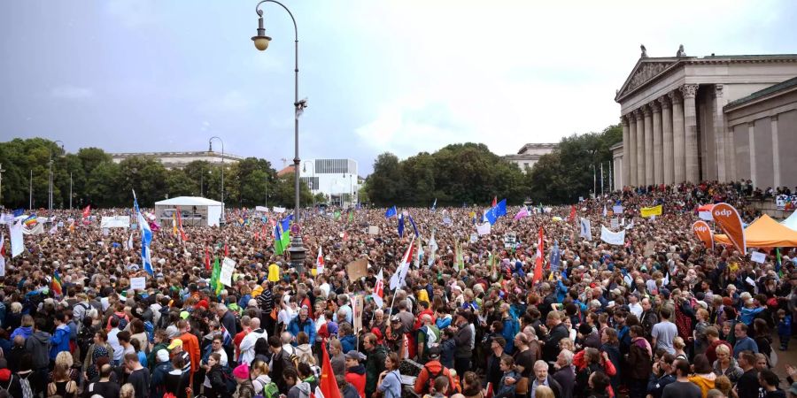 Auf dem Königsplatz in München versammelten sich Zehntausende, um gegen einen Rechtsruck in der Gesellschaft und in der Politik demonstrieren.