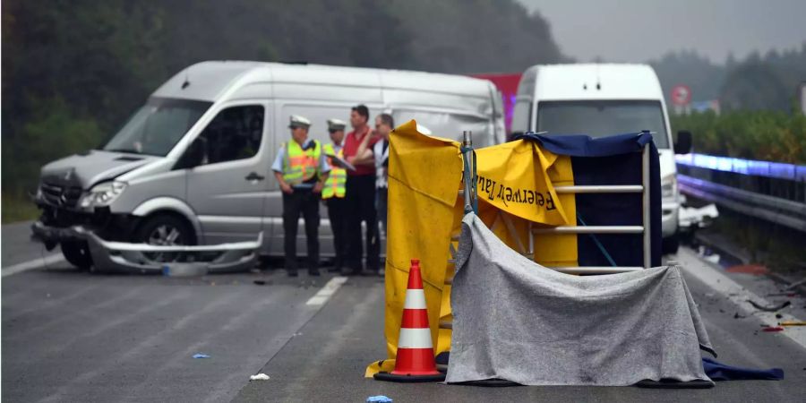 Die Polizei sprich von einem «riesengrossen Trümmerfeld».