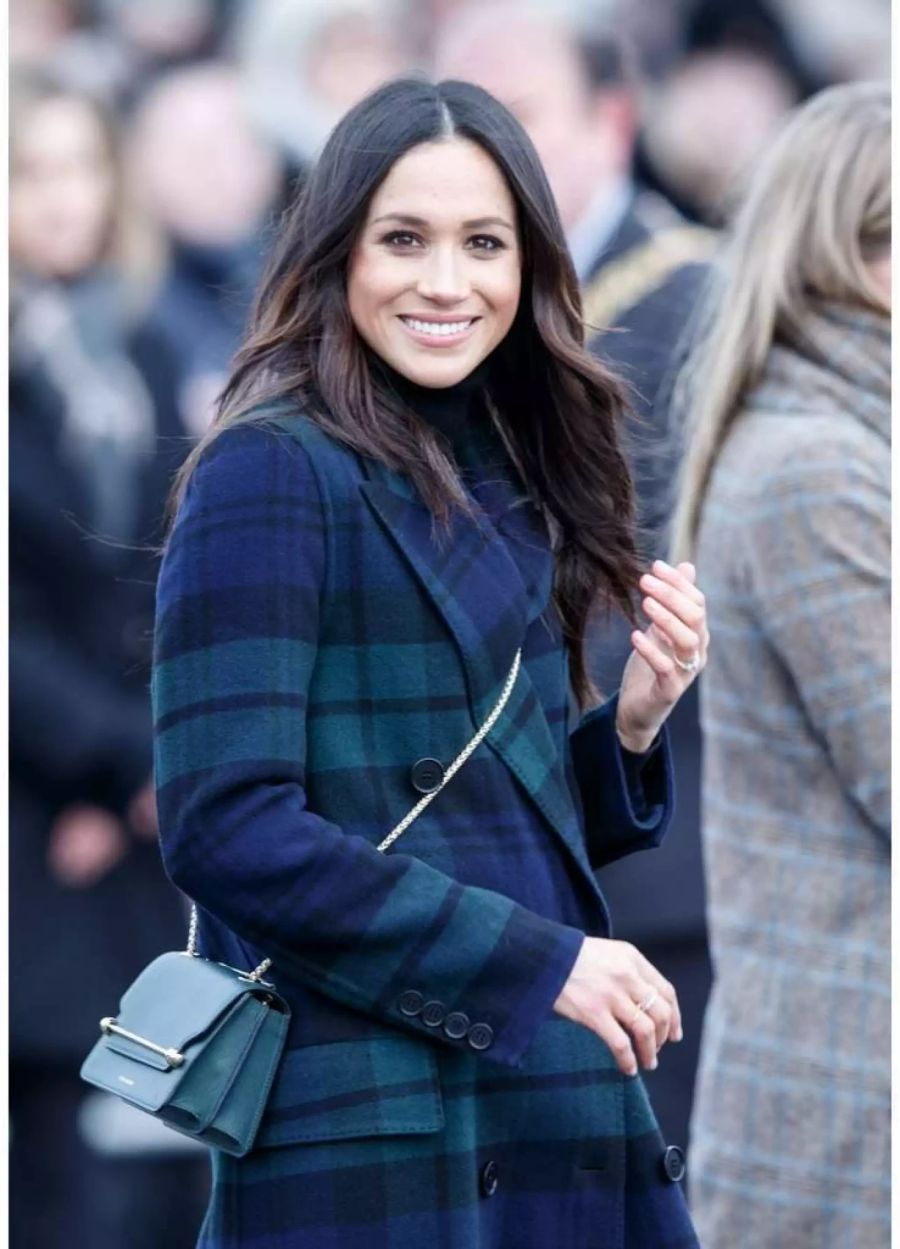 Der Besuch auf Schloss Edinburgh kostete Meghan ganze 9600 Franken. Allein der Karo-Mantel von Burberry kostet 2650 Franken. Dazu kombinierte sie eine Hose von Veronica Beard: 390 Franken.