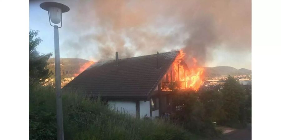 Die Feuerwehr ist noch vor Ort, hat den Brand aber unter Kontrolle.