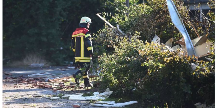 Einige Trümmerteile wurden 50 Meter weit weggeschleudert.