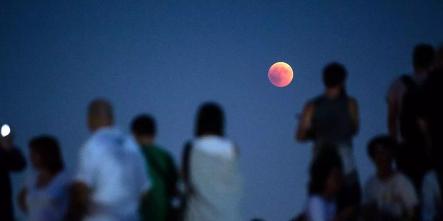 Blutmond: Der Mond ist am Freitagabend blutrot.