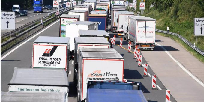Lastwagen auf einer Autobahn. lastwagen