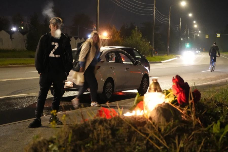 Der Märtyrer? Anhänger von Prigoschin legen Blumen unweit der Absturzstelle nieder. Wie es nun mit der Wagner-Truppe und den Anhängern Prigoschins weitergeht, ist unklar.