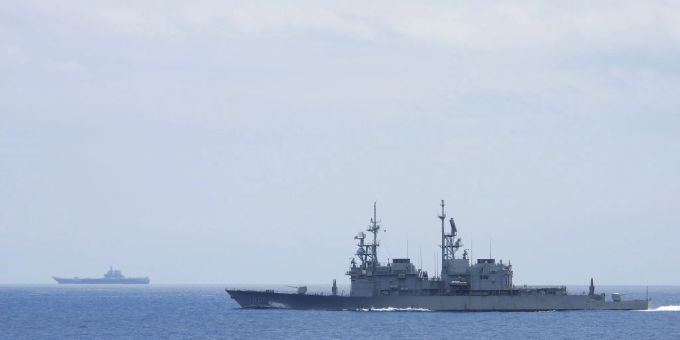 Der Konflikt zwischen China und Taiwan spitzt sich erneut zu. (Archivbild) Ein taiwanesisches Marineschiff (vorne) beobachtet einen chinesischen Flugzeugträger in der Nähe taiwanesischer Gewässer. Die Meerenge zwischen China und Taiwan ist erneut Schauplatz militärischen Machtgebarens.
