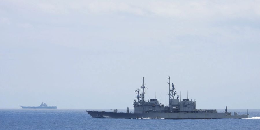 Ein taiwanesisches Marineschiff (vorne) beobachtet einen chinesischen Flugzeugträger in der Nähe taiwanesischer Gewässer. Die Meerenge zwischen China und Taiwan ist erneut Schauplatz militärischen Machtgebarens.