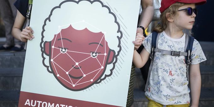 Die Mehrheit der Kandidatinnen und Kandidaten bei den eidgenössischen Wahlen lehnt die automatische Gesichtserkennung ab: Kinder bei der Übergabe der Petition «Gesichtserkennung stoppen» im Mai 2022. (Archivbild) Die Mehrheit der Kandidatinnen und Kandidaten bei den eidgenössischen Wahlen lehnt die automatische Gesichtserkennung ab: Kinder bei der Übergabe der Petition «Gesichtserkennung stoppen» im Mai 2022. (Archivbild)