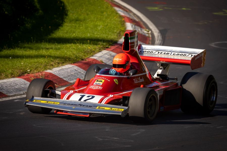 Mathias Lauda fährt den Ferrari F312-B3 seines Vaters Niki Lauda auf der Nordschleife.