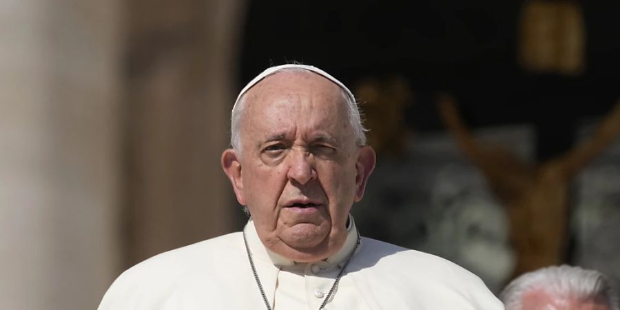 Papst Franziskus verlässt den Petersplatz am Ende seiner wöchentlichen Generalaudienz. Foto: Andrew Medichini/AP/dpa