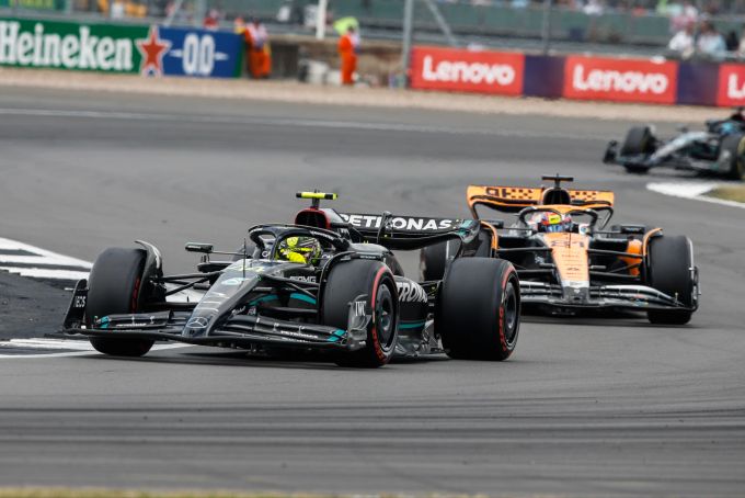 Lewis Hamilton (Mercedes) vor Oscar Piastri (McLaren). Lewis Hamilton Mercedes F1